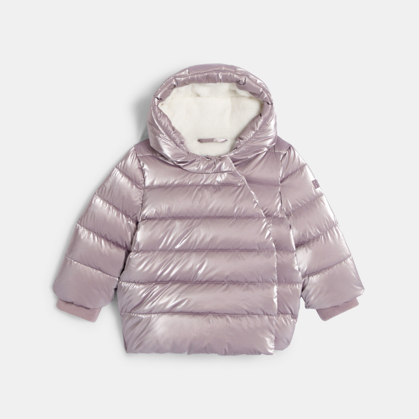 معطف رمادي اللون محشو ببطانة من الريش وبمظهر قزحي للفتيات الرُضع